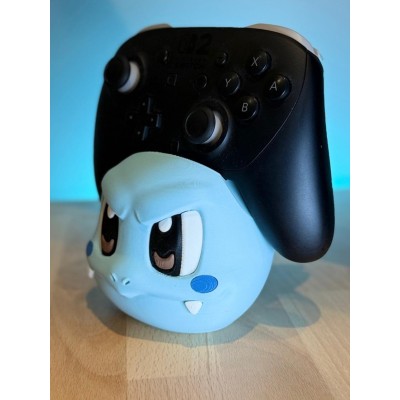 Découvrez le support de manette Carabaffe en 3D : un accessoire gaming Pokémon stylé, imprimé artisanalement par Farken3DPrint.